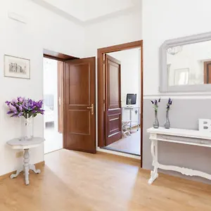https://domus-merulana.it-romehotels.com